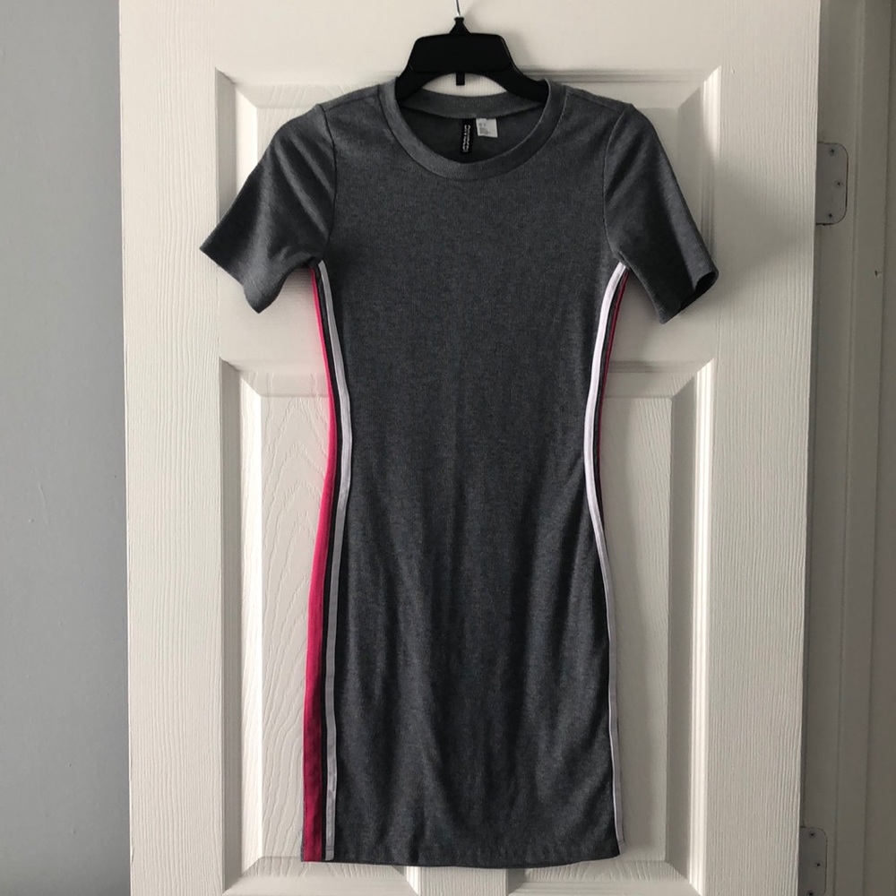 DIVIDED T-Shirt Dress